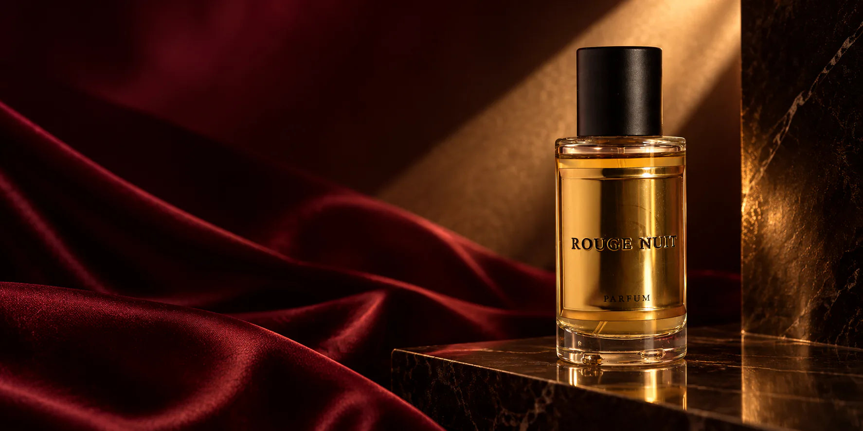 Rouge-Nuit-Flakon auf rotem Samt